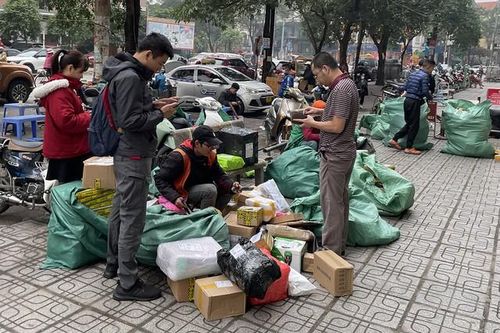 Người mua mong ngóng, shipper 'chạy đua' giao hàng những ngày cận Tết