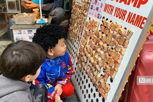 Tết Hà Nội, ghé phố Hàng Quạt khắc dấu gỗ lưu niệm