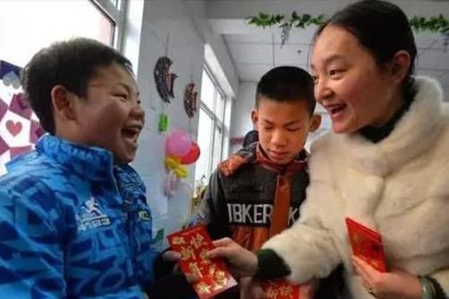 Khi tặng lì xì cho trẻ em trong dịp Tết Nguyên đán, bạn nên tránh '4 số' để tránh xúc phạm người khác