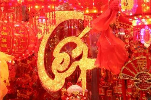 TPHCM: Phố bán đồ trang trí Tết nhộn nhịp suốt ngày đêm