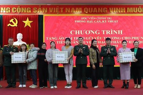 'Tặng áo dài trao gửi yêu thương' trước thềm Xuân mới