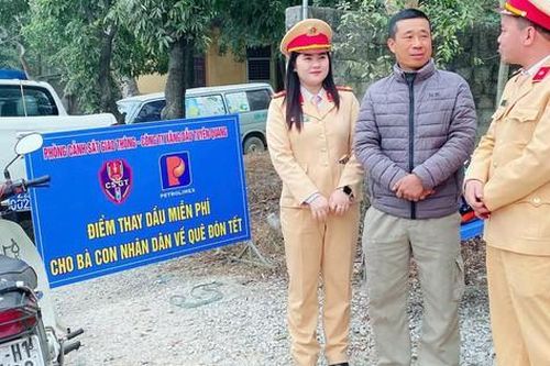 Tuyên Quang: Cảnh sát giao thông tặng nước uống, thay dầu xe cho người dân về quê ăn Tết