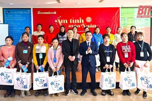 Sacombank Thanh Hóa tặng quà tết cho công nhân, người lao động có hoàn cảnh khó khăn
