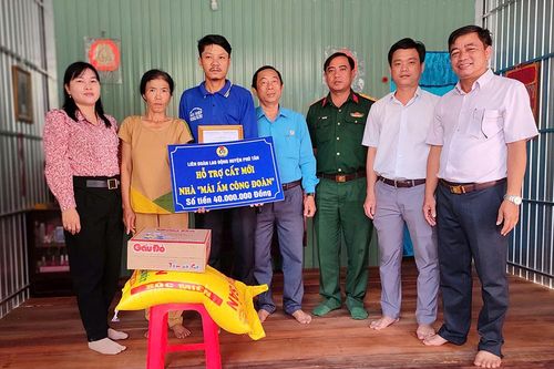 Phú Tân bàn giao nhà trong chương trình Tết quân - dân năm 2025
