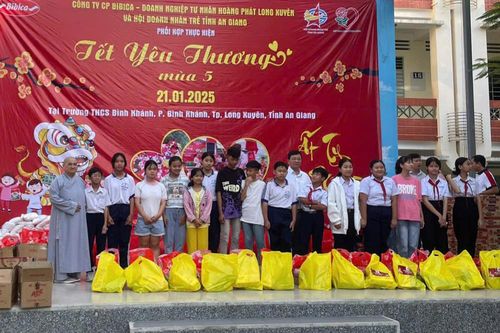 Gần 300 phần quà Tết trao tặng học sinh có hoàn cảnh khó khăn trên địa bàn TP. Long Xuyên