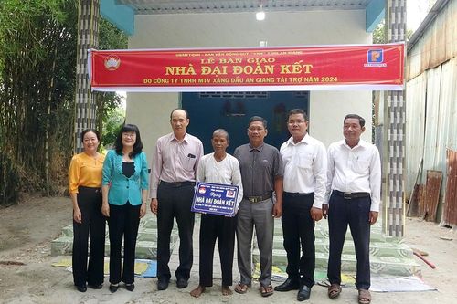 Bàn giao 15 nhà Đại đoàn kết cho đồng bào Khmer huyện Tri Tôn