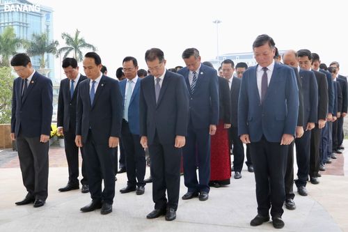 Lãnh đạo thành phố dâng hương tưởng nhớ các anh hùng, liệt sĩ