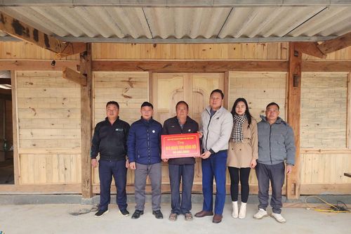 Bàn giao nhà nghĩa tình đồng đội cho cựu chiến binh Thào A Cầu