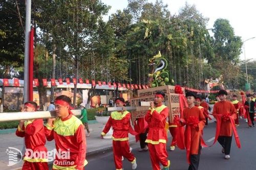 Độc đáo lễ dâng bánh 'kính nhớ tổ tiên' tại Biên Hòa