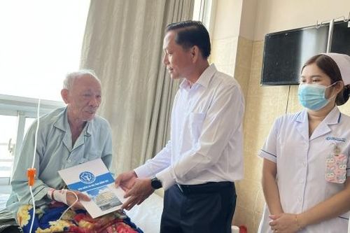 Tết ấm cho bệnh nhân có hoàn cảnh khó khăn
