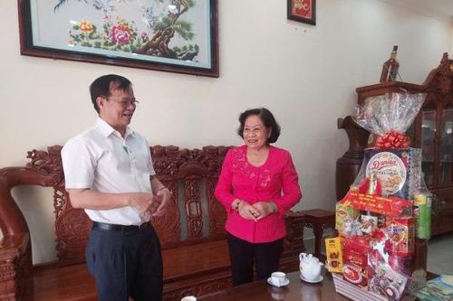 Trưởng ban Dân vận Tỉnh ủy Cao Tiến Dũng chúc Tết các đồng chí nguyên Ủy viên Ban Thường vụ Tỉnh ủy