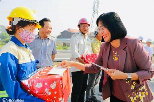 Phó chủ tịch UBND tỉnh Nguyễn Thị Hoàng thăm, chúc Tết các công trình trọng điểm