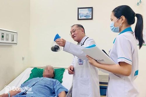 Người đàn ông 72 tuổi ở Đồng Nai có viên sỏi bàng quang 'khổng lồ'
