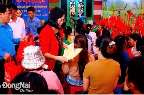 Tặng 100 phần quà cho công nhân nhà trọ phường Hóa An, Biên Hòa