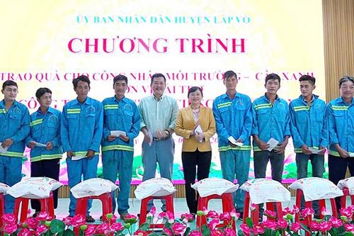 Trao 155 phần quà Tết cho công nhân môi trường - cây xanh và người khiếm thị