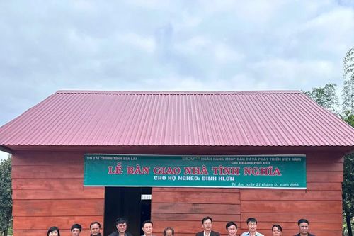 Bàn giao nhà tình nghĩa cho hộ nghèo tại xã Tú An
