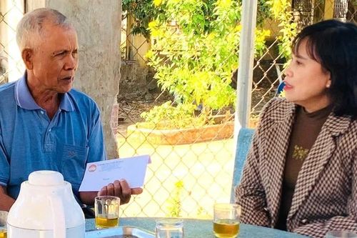 Quan tâm chăm lo Tết cho người có uy tín tiêu biểu
