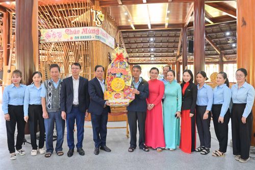 Chủ tịch UBND tỉnh Nguyễn Tấn Tuân thăm, chúc Tết Làng nghề Trường Sơn và các đơn vị đường sắt trên địa bàn TP. Nha Trang