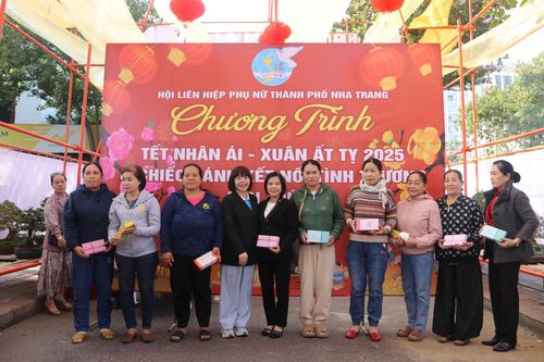 Hội Liên hiệp Phụ nữ TP. Nha Trang: Tổ chức chương trình 'Tết nhân ái' và 'Chiếc bánh kết nối tình thương'