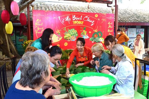 Khách sạn Yasaka-Saigon-Nhatrang tổ chức lễ hội gói bánh chưng đón Tết cổ truyền