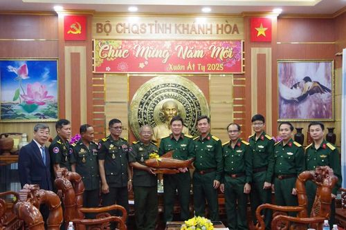 Đoàn công tác Quân đội Hoàng gia Campuchia thăm, chúc Tết Bộ Chỉ huy Quân sự tỉnh