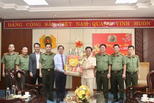 Chủ tịch UBND tỉnh Nguyễn Tấn Tuân thăm, chúc Tết các đơn vị trực chiến