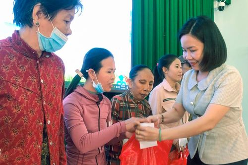 Hội Nông dân tỉnh phối hợp trao 890 suất quà Tết cho hội viên, nông dân khó khăn