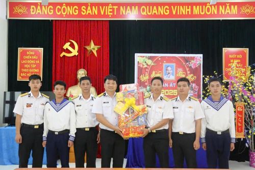 Chính ủy Vùng 4 Hải quân kiểm tra, chúc Tết Trạm ra-đa 570 và các đơn vị đóng quân trên đảo Bình Ba