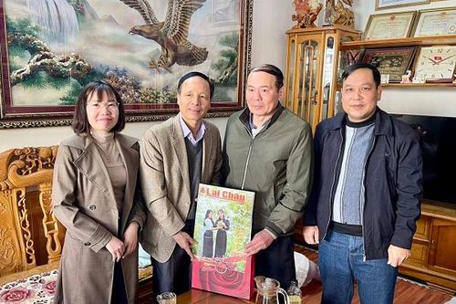 Báo Lai Châu thăm và chúc tết các đồng chí nguyên lãnh đạo