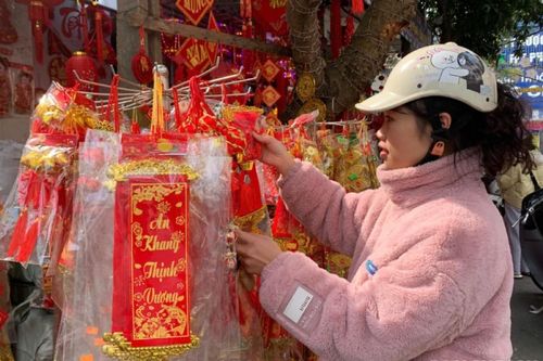 Thị trường đồ trang trí tết: Đa dạng mẫu mã, giá cả ổn định