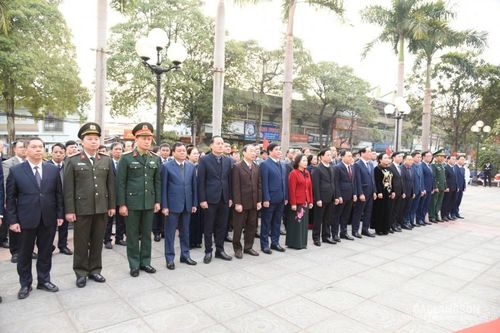 Đoàn đại biểu của tỉnh và thành phố dâng hương, viếng nghĩa trang liệt sĩ nhân dịp đón tết Nguyên đán Ất Tỵ 2025