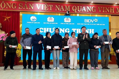 Thành ủy Lạng Sơn: Trao tặng 60 suất quà tết cho các hộ nghèo, cận nghèo, hộ có hoàn cảnh khó khăn
