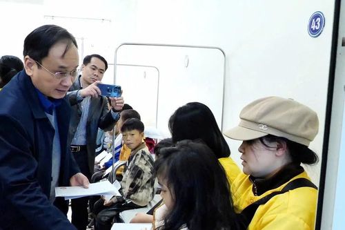 Đồng chí Lý Văn Hải, Chủ tịch Ủy ban MTTQ Việt Nam tỉnh trao quà cho bệnh nhi có hoàn cảnh khó khăn