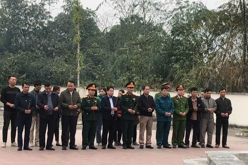 Đoàn công tác Bộ Chỉ huy Quân sự tỉnh dâng hương và tặng quà tại xã Yên Thắng, huyện Lục Yên (Yên Bái)
