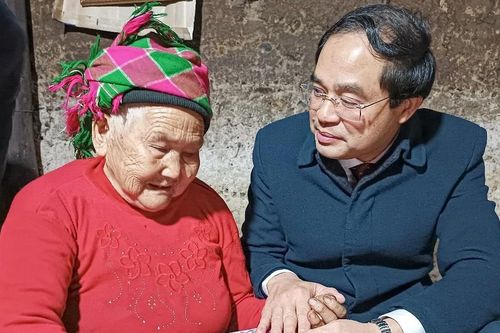 Chủ tịch UBND tỉnh Trịnh Xuân Trường thăm, tặng quà tết các gia đình chính sách, đơn vị tại Bát Xát