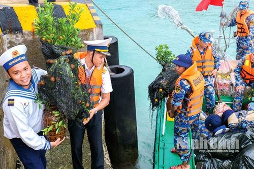 Hành trình mang mùa Xuân đến với Trường Sa