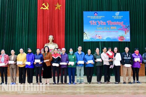 Hội LHPN tỉnh tặng quà Tết cho phụ nữ nghèo, có hoàn cảnh khó khăn
