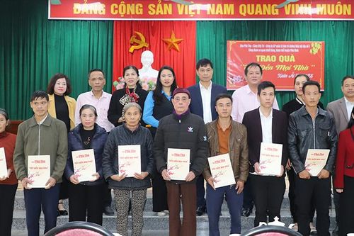 Trao quà 'Tết đến mọi nhà' tại huyện Phù Ninh
