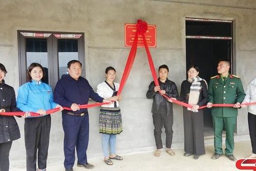 Bàn giao nhà 'Đại đoàn kết' cho hộ nghèo xã Song Pe