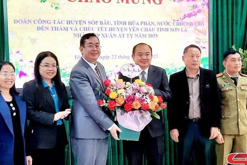 Lãnh đạo huyện Sốp Bâu thăm, chúc tết huyện Yên Châu