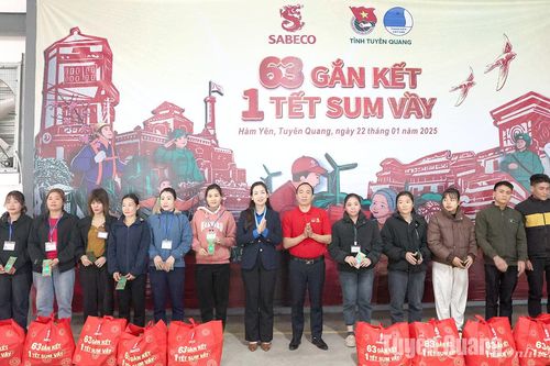 Trao 100 phần quà tại chương trình 63 gắn kết - 1 Tết sum vầy