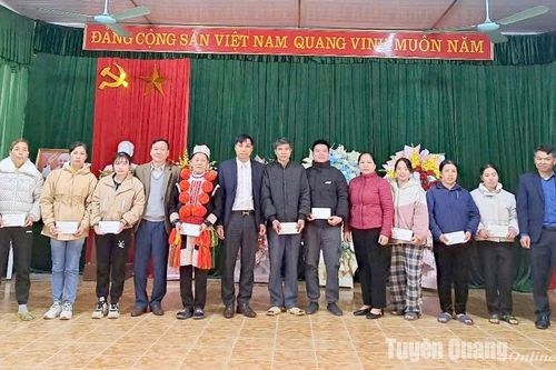Trao 50 suất quà cho người dân tộc thiểu số có hoàn cảnh khó khăn của huyện Na Hang, Chiêm Hóa
