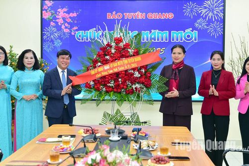 Đồng chí Bí thư Tỉnh ủy Hà Thị Nga thăm, chúc Tết Báo Tuyên Quang