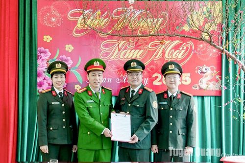 Trao thưởng 2 đơn vị Công an có thành tích xuất sắc trong đấu tranh, phòng chống tội phạm