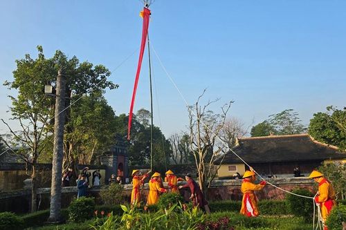 Dựng nêu đón Tết Nguyên đán ở hoàng cung
