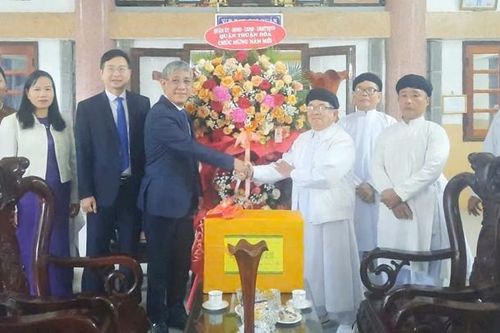 Lãnh đạo quận Thuận Hóa thăm, chúc Tết Hội thánh Thất Cao Đài họ đạo Vĩnh Lợi