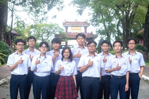Trường THPT chuyên Quốc Học - Huế có 4 học sinh được chọn vào đội dự tuyển thi quốc tế