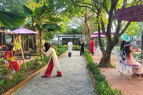 Giới trẻ Quảng Ngãi đổ xô đến quán cà phê chụp ảnh Tết