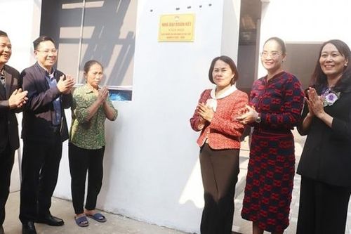 Bắc Từ Liêm (Hà Nội): Gắn biển bàn giao nhà Đại đoàn kết cho hộ khó khăn