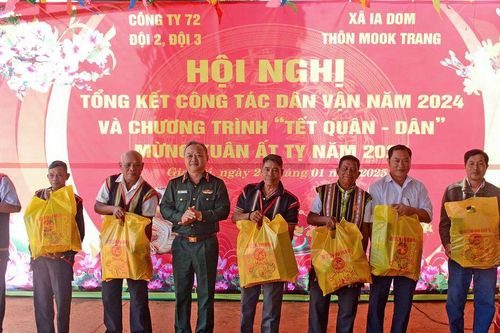 Công ty 72 - Binh đoàn 15 mang Tết đến cho bà con vùng biên giới